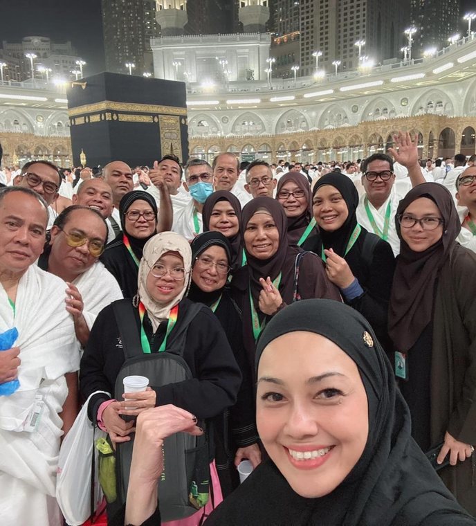 Our jemaah beside the Kaaba, Masjid al-Haram